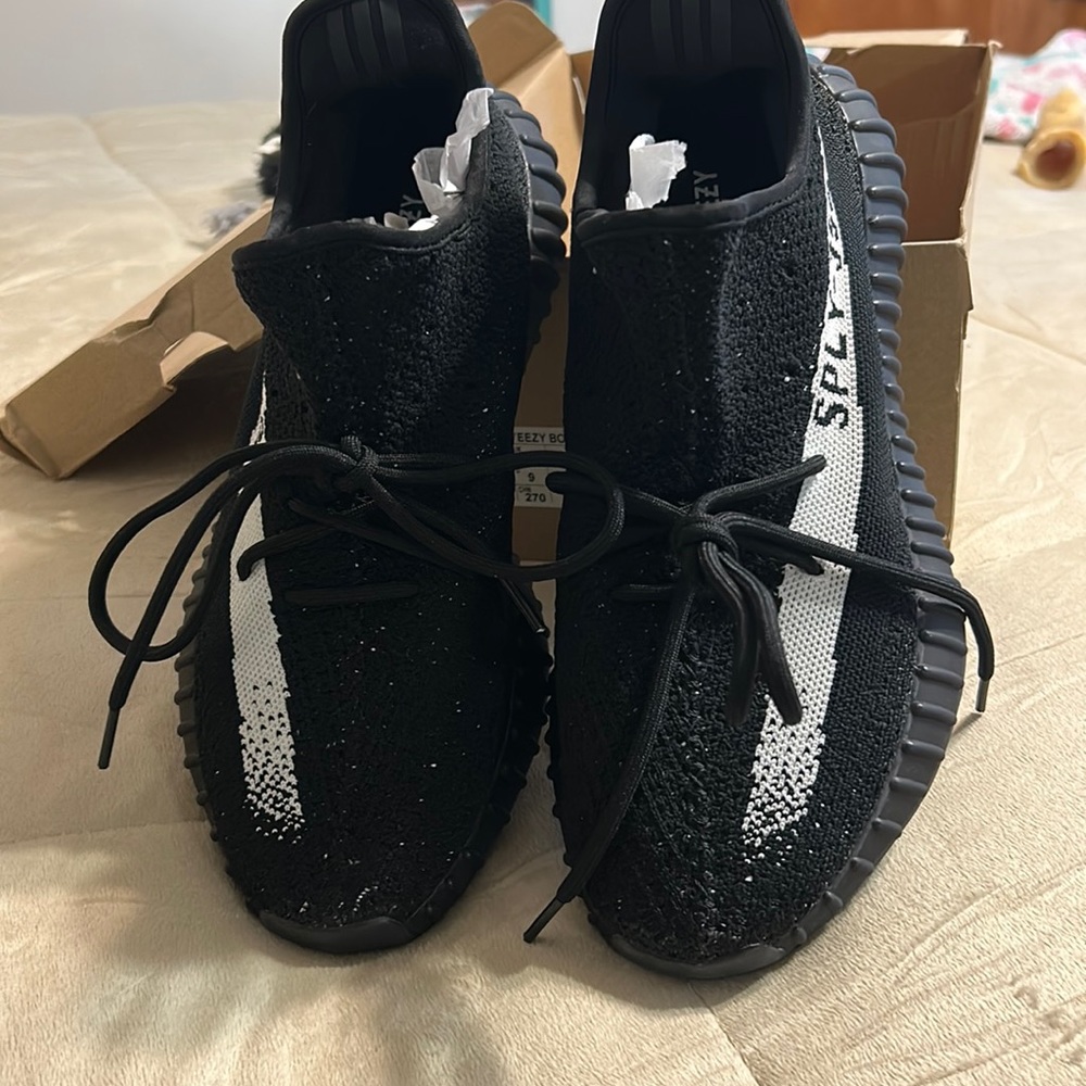 YEESY BOOST 350 v2 size 9.5 men